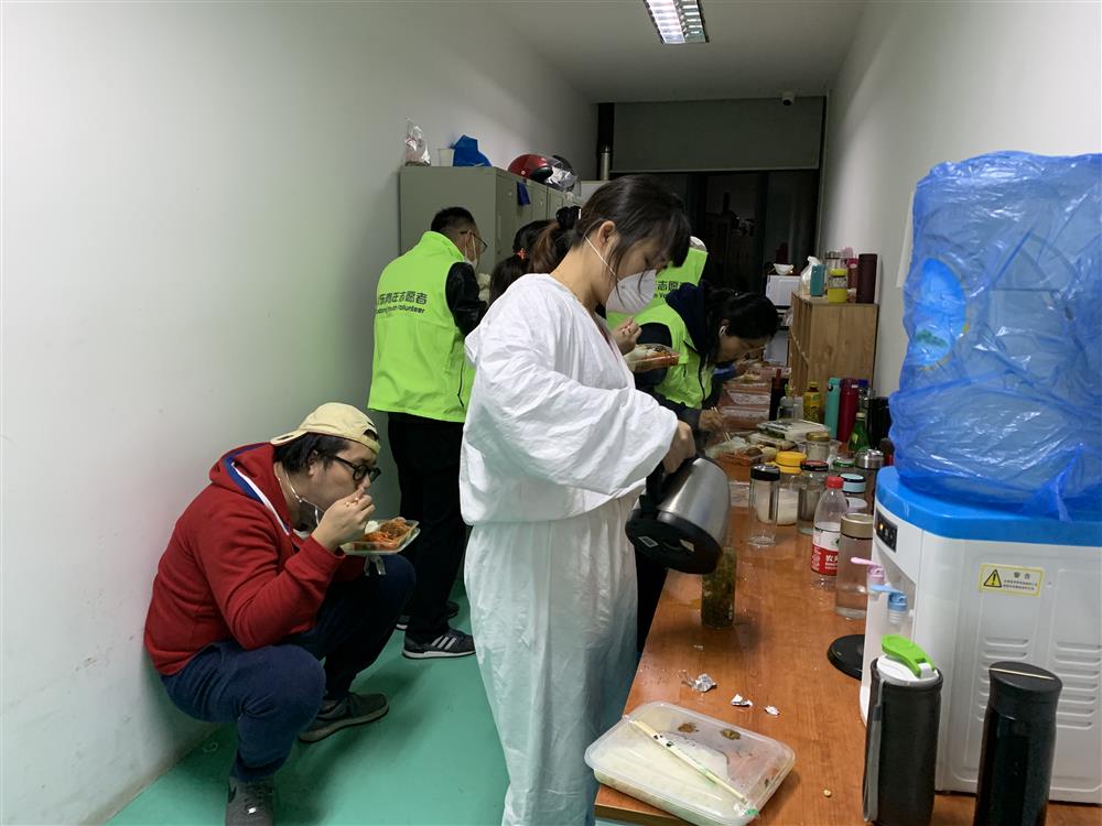 綠馬甲&ldquo;浦東青年志愿者&rdquo;，的一次晚班志愿服務
